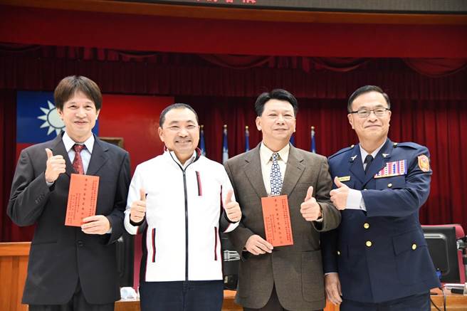 侯友宜表揚板橋分局王偉華、陳俊傑2位刑事小隊長。（新北市警察局提供）