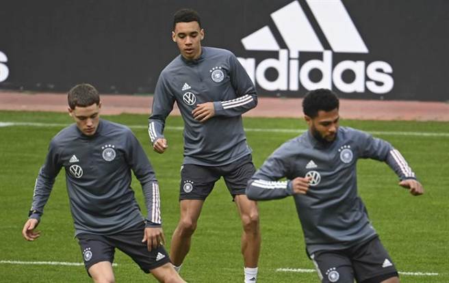 德国男足队备战世界杯资格赛。（美联社）