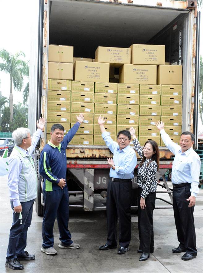 為滿足加拿大超市急單，屏東鳳梨罕見以空運方式送達。（林和生攝）