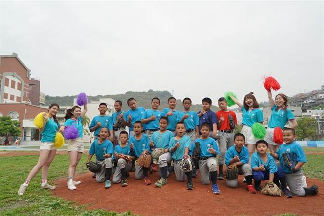 （光觉天使啦啦队与鼓山国小棒球队合照。图／光觉心灵文教协会提供）
