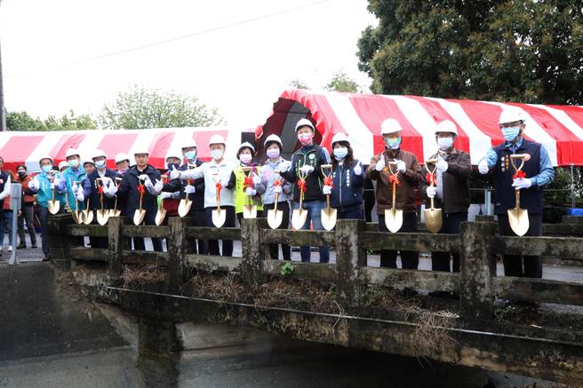 嘉邑行善團捐贈800萬元，改建嘉義縣鹿草鄉下潭村無名橋及尾宅橋與鹿草村降真橋，24日舉行動土典禮。（張毓翎攝）