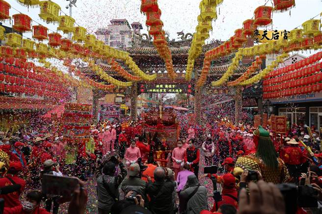 鹿港天后宮迎賓，桃園龍德宮8天7夜進香，徒步鹿港天后宮刈火進香。（鹿港天后宮提供／吳敏菁傳真）