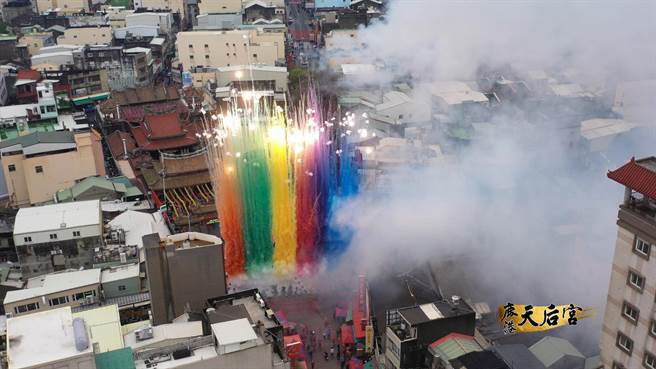 桃園龍德宮8天7夜進香，徒步鹿港天后宮刈火進香，五彩煙花超吸睛。（鹿港天后宮提供／吳敏菁傳真）