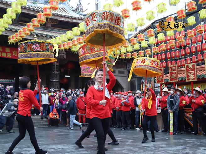 桃園龍德宮8天7夜進香，徒步鹿港天后宮刈火進香，仙女扛轎班超吸睛。（鹿港天后宮提供／吳敏菁傳真）