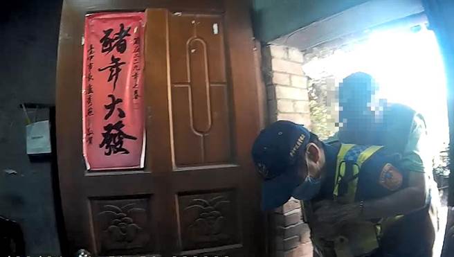 郑姓老翁体力透支又迷路，中市警局雾峰分局万丰派出所员警，协助送回，因巷弄狭窄，巡逻车无法直达，员警二话不说，直接将老翁背回家。（雾峰分局提供/黄国峰台中传真）