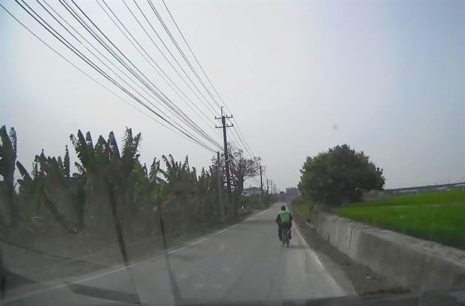 郑姓老翁其脚踏车外出，体力透支又迷路，中市警局雾峰分局万丰派出所员警，协助送回，脚踏车也由员警帮忙骑回家。（雾峰分局提供/黄国峰台中传真）