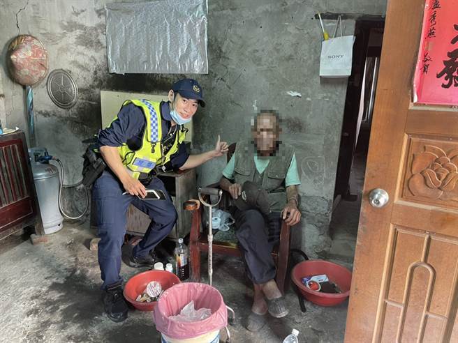 郑姓老翁其脚踏车外出，体力透支又迷路，中市警局雾峰分局万丰派出所员警，协助送回家，热心举动，让郑翁倍感温馨，非常感谢警方的协助。（雾峰分局提供/黄国峰台中传真）