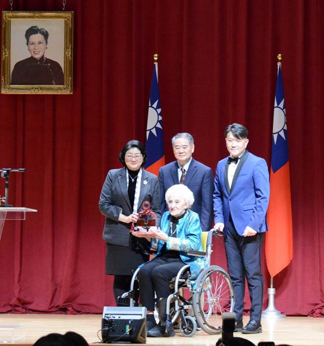 婦聯會今舉行創辦人蔣宋美齡女士124誕辰紀念，會中特別頒贈首屆「婦女卓越貢獻獎」給創辦「空中英語教室」的彭蒙惠，感謝終身奉獻人民的襟懷與熱忱。（照片來源：婦聯會提供）