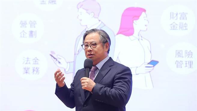 永丰金控朱士廷总经理特别出席「2021储备干部计画」最终场徵才说明会，勉励在场学子勇敢接受挑战、开拓职涯视野。（图／永丰金提供）