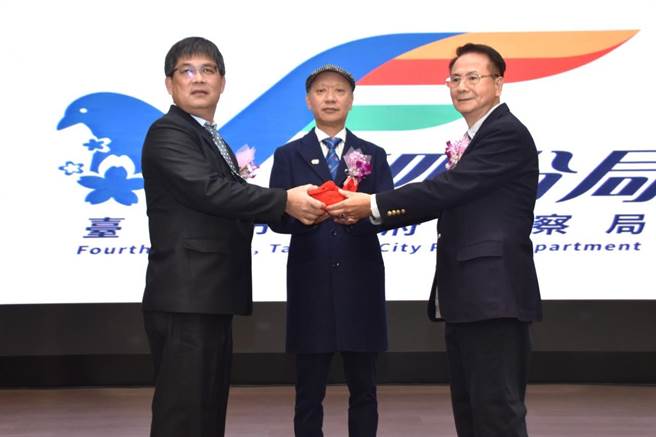 台中市大台中警察之友會第四辦事處，23日晚上舉行新舊任主任交接典禮。（警方提供）