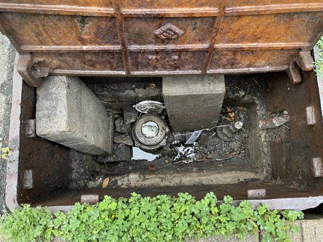 去年12月起市府已鉛封各大公共場所水錶，近期疑似有民眾擅自拆開綠園道封條，使用自來水澆灌、洗車。（台中市政府提供／陳世宗台中傳真）