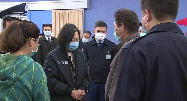 蔡英文总统慰问潘颖谆上尉家属(军闻社提供)