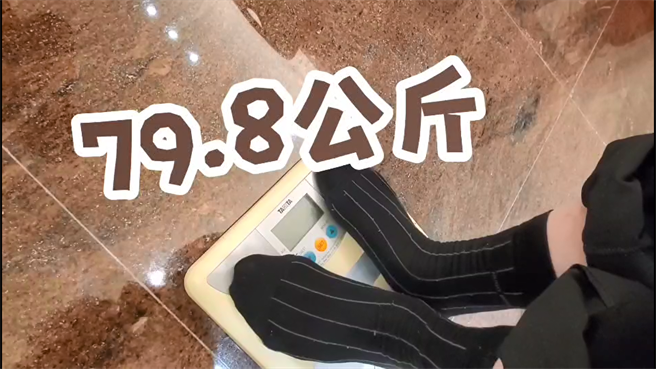 被乐天女孩奋力抬起，郑文灿亲公布真实体重。(蔡依珍摄)