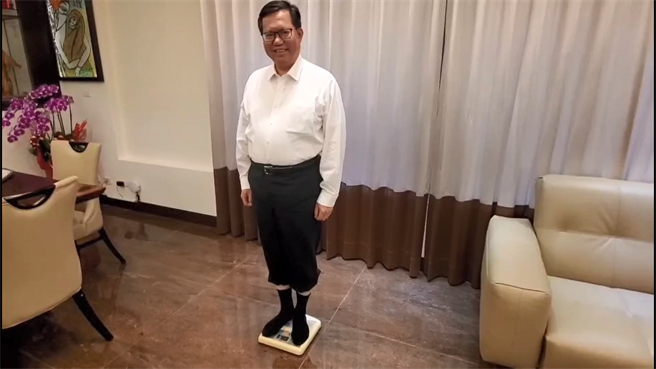 被乐天女孩奋力抬起，郑文灿亲公布真实体重。(蔡依珍摄)