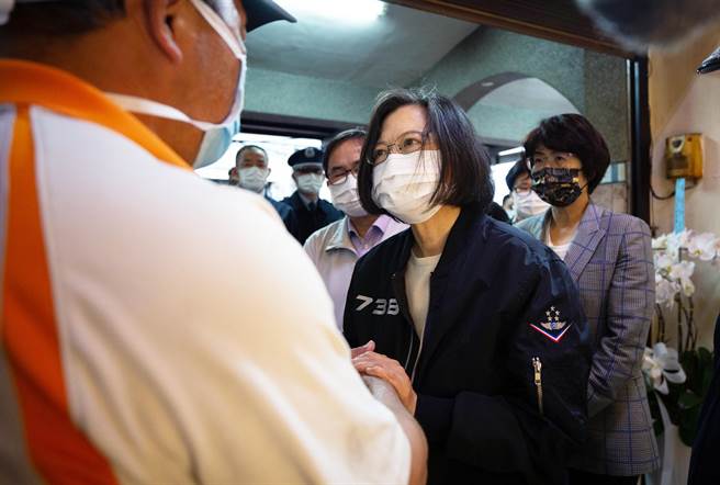 蔡英文总统今天下午吊唁殉 职飞官罗尚桦，并向罗父致意。（总统府提供／庄哲权台东传真）