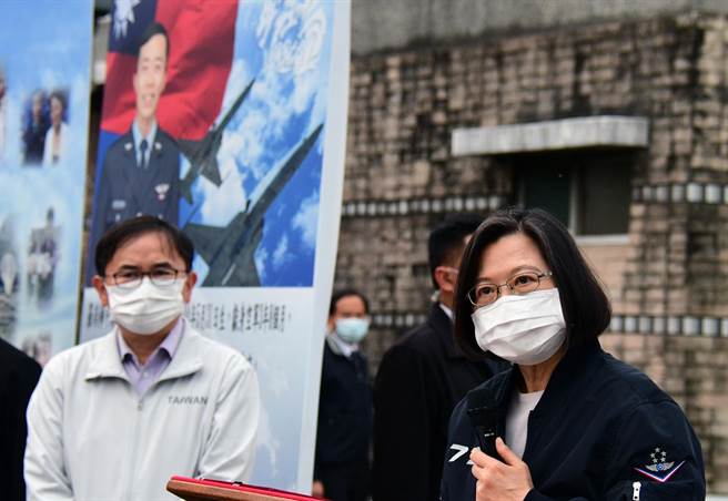 蔡英文总统今天下午吊唁殉 职飞官罗尚桦，随后发表谈话。（庄哲权摄）