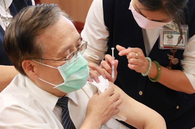 台中慈济医院院长简守信视察检阅疫苗施打动线与流程，并率先施打疫苗验证疫苗安全性。（台中慈济医院提供／王文吉台中传真）