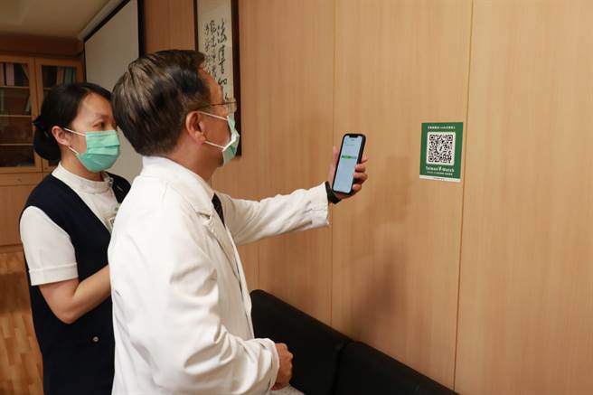 感染管制中心护理长何佳佳协助简院长扫描QR Code登录疾管家V-WATCH。（台中慈济医院提供／王文吉台中传真）