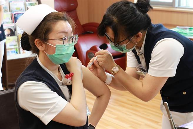 新冠肺炎专责病房的小组长袁俞婷和家人讨论后，决定来施打疫苗。（台中慈济医院提供／王文吉台中传真）