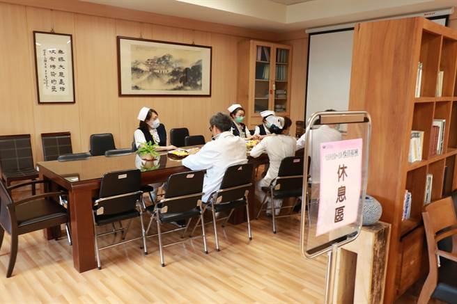 台中慈济医院设置休息区，让施打完疫苗的医护停留休息30分钟观察身体反应。（台中慈济医院提供／王文吉台中传真）