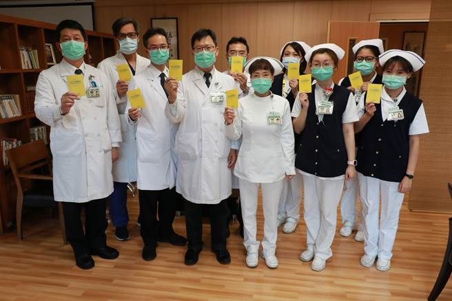台中慈济医院接受疫苗施打同仁合影，并宣告「我打我骄傲！」（台中慈济医院提供／王文吉台中传真）