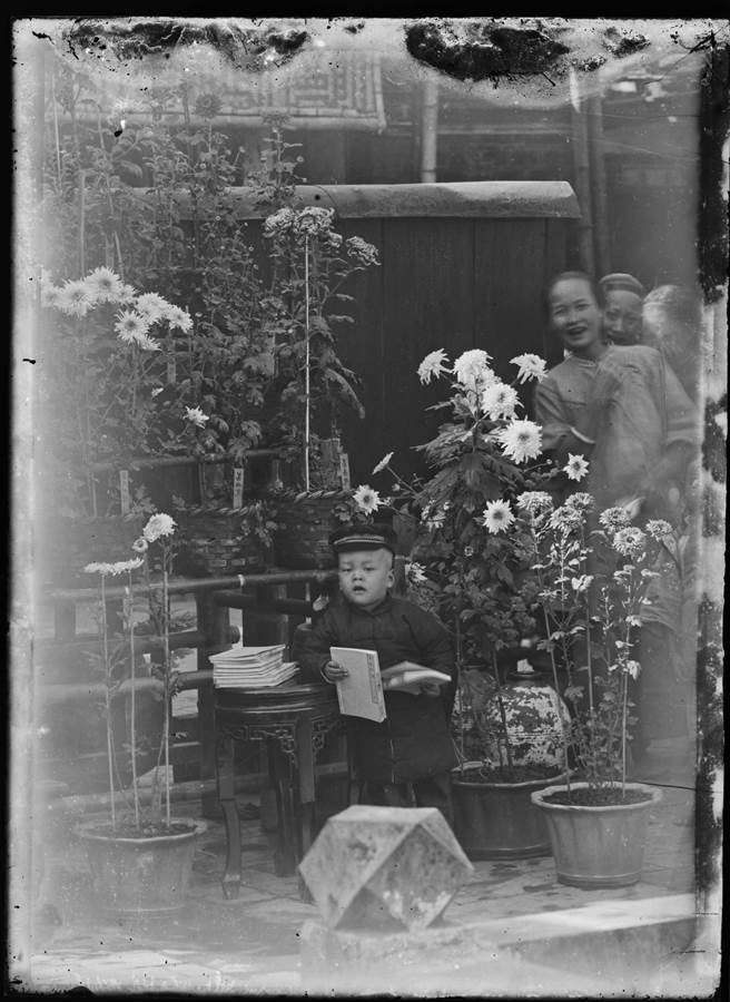 林草所攝〈霧峰林家生活—花園中的兒童與女僕〉，見證當年台人開寫真館與地方士紳的關係。（國家攝影文化中心提供）