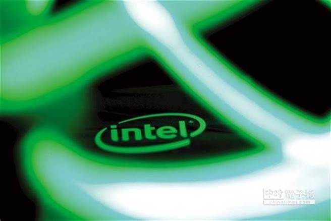 英特尔继续推动自家7奈米制程，不仅考虑外包第三方，还打算扩大晶圆代工业务。图／美联社