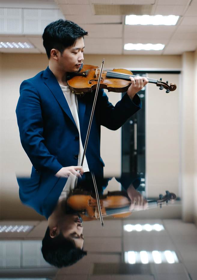 小提琴家魏靖仪的生活处处有音乐，即使睡着了，音乐仍不间断。（郭吉铨摄）