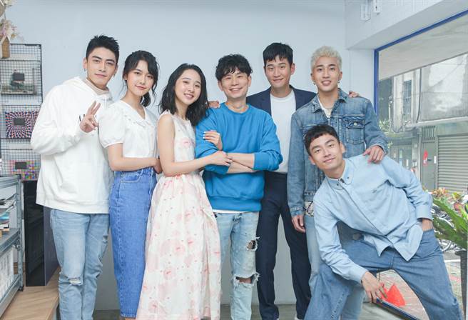 宋柏纬（左起）、何思静、李沐、导演杜政哲、周兴哲、娄峻硕和大鹤出席开镜记者会。（吴松翰摄）