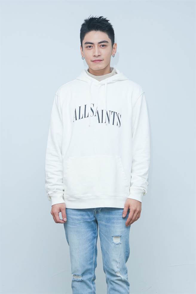 宋柏纬演出个性执着又带着傻气的吉他社社长。（吴松翰摄）