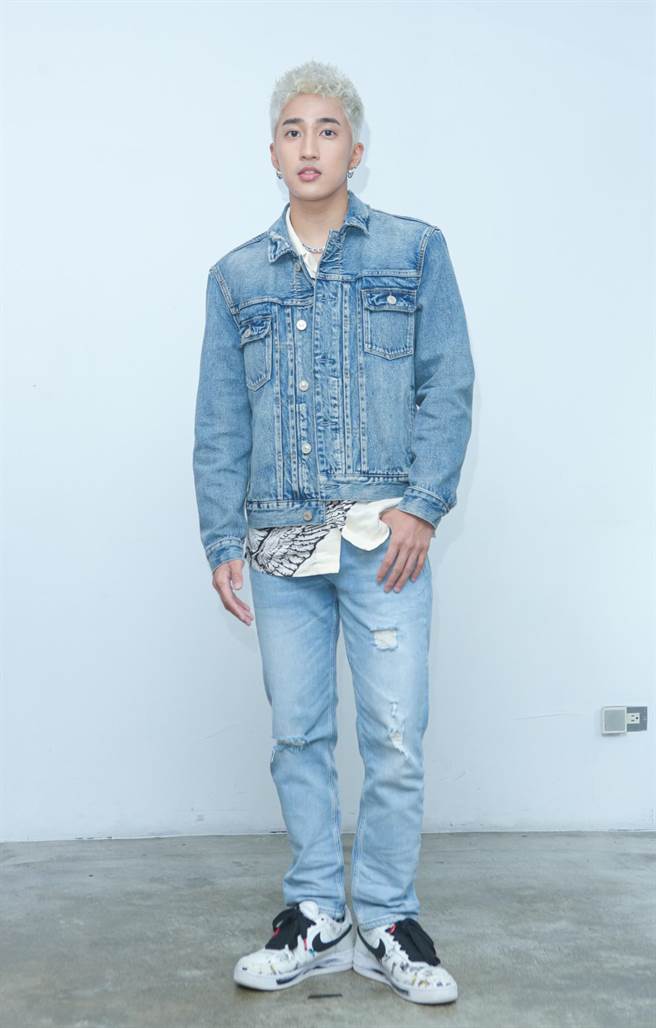 娄峻硕染了一头金髮现身。（吴松翰摄）