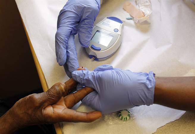 美西北大学发现，每天8时30分吃完第一餐的人，罹患第二型糖尿病的风险也降低。(图/路透社)