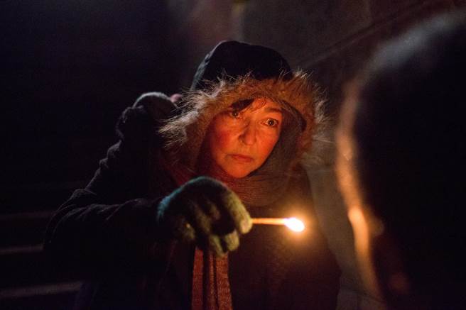 导演透露想以本片致敬卖火柴的小女孩，图为女主角凯瑟琳芙萝。（采昌提供）