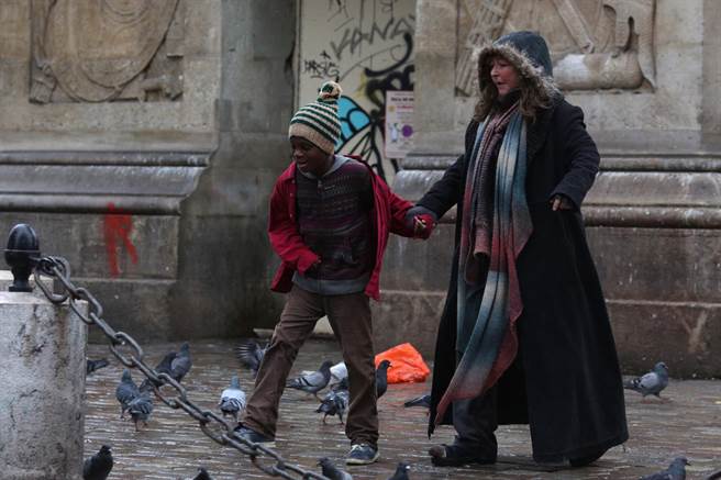 凯瑟琳芙萝（右）与玛哈玛杜雅法（左）在片中上演跨越年龄的友谊。（采昌提供）