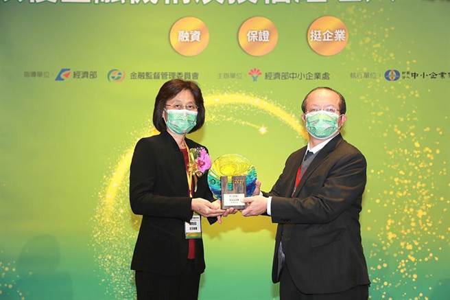 彰化銀行連續兩年拿下信保基金金質獎，右為彰化銀行總經理周朝崇，左為經濟部主任秘書陳怡鈴。（圖／彰化銀行提供）