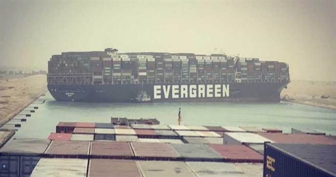 長榮貨輪擱淺在蘇伊士運河上。（圖／翻攝自fallenhearts17 IG）