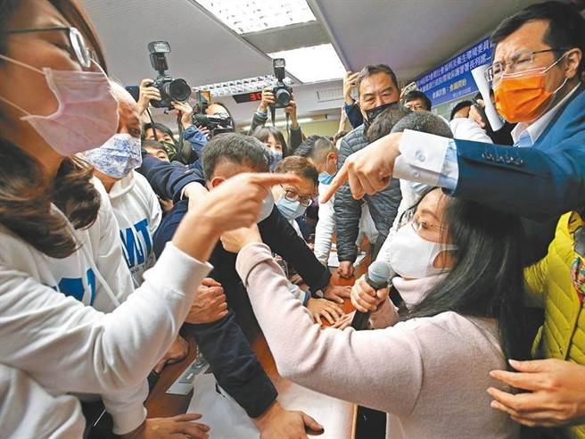 立法院衛環委員會藍綠黨團22日為了是否成立「疫苗採購調閱小組」槓上。（資料照，陳君瑋攝）