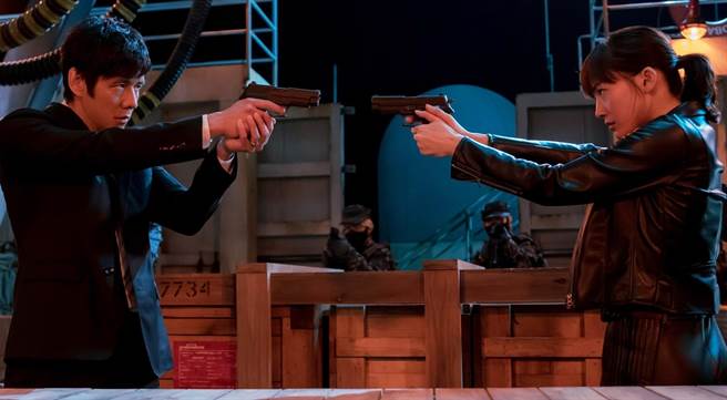 綾瀨遙在片中有眾多動作戲。（龍祥提供）