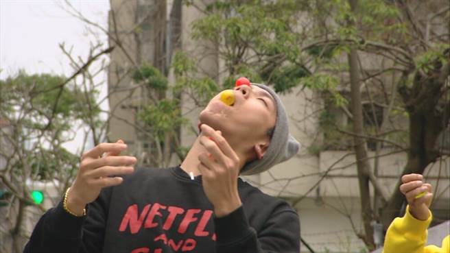 柯震东挤眉弄眼玩游戏。（三立提供）