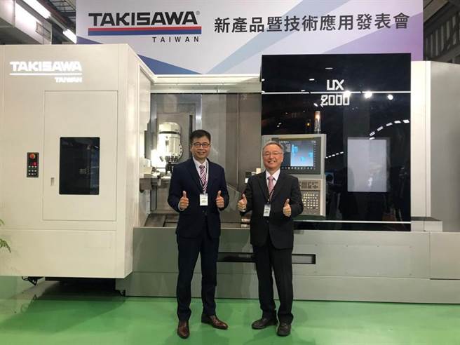 台灣瀧澤科技24日發表自行開發採用日本發那科控制器的五軸同動車銑複合加工中心等新品搶市，圖右為台灣瀧澤日籍董事長瀧澤修三、左為台灣瀧澤總經理戴雲錦。（圖／沈美幸）