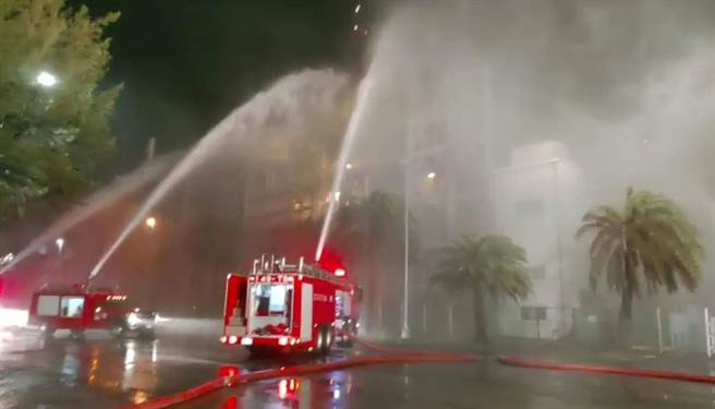 麦寮六轻工业区南亚公司海丰总厂异壬醇厂今（24日）傍晚6点45分仓库冒出黑烟，云林消防局派遣8车16人车前往现场抢救。（民眾提供）