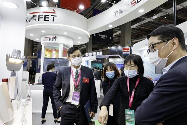 （东元电机董事长邱纯枝(右二)参观远传「智慧共杆」解决方案，右为远传企业暨国际事业群执行副总经理曾诗渊、左为远传企业暨国际事业群副总经理李明宪。图／远传提供)
