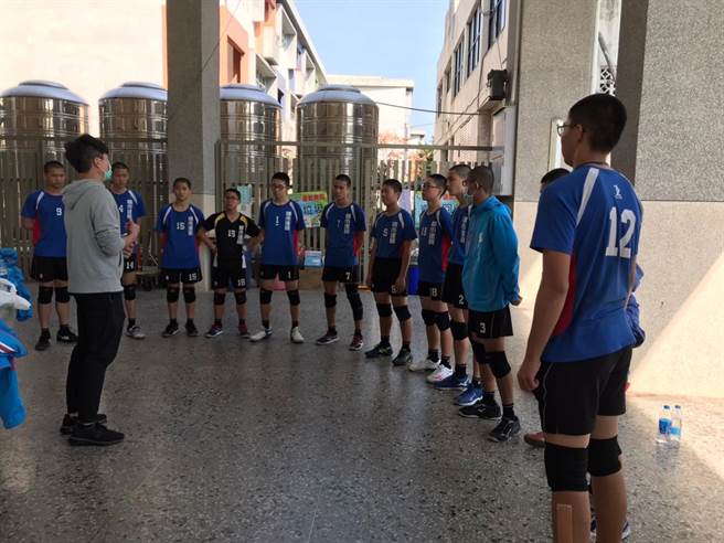 建国国中蝉联体育班绩效访视优良学校，图为109学年度国中排球乙级北区复赛。（校方提供／蔡依珍桃园传真）