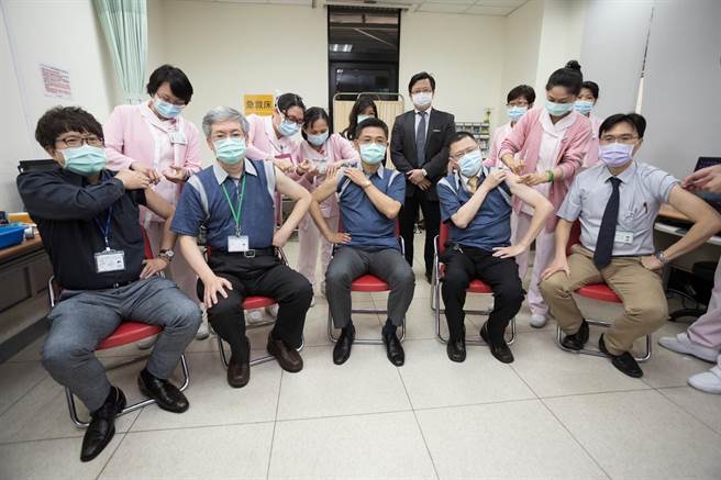 成大医院院长沈孟儒（前排中间）带头打疫苗。（曹婷婷摄）