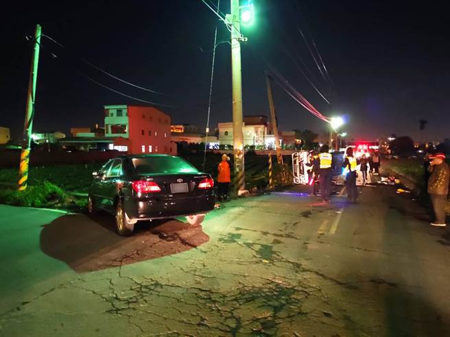 彰化县溪湖镇美溪路二段今晚8点多发生一起小客车与厢型车擦撞事故，箱型车当场翻覆，一共造成14人轻伤。(民眾提供／吴建辉彰化传真)