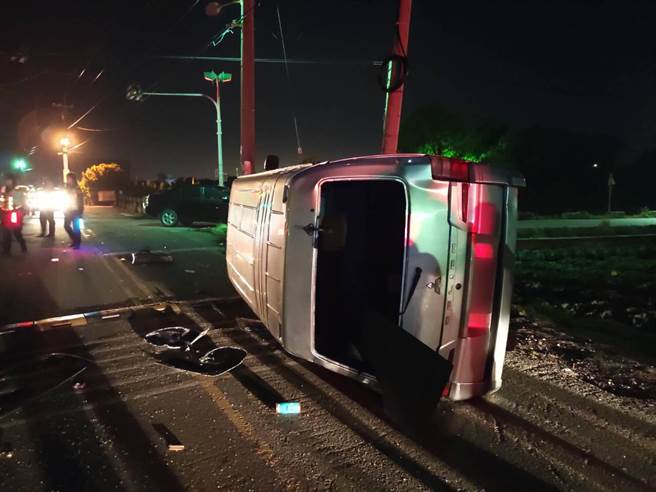 警消获报到场也傻眼，2车竟然高达14人受伤，一问才知道厢型车上载满14名外籍移工。(民眾提供／吴建辉彰化传真)