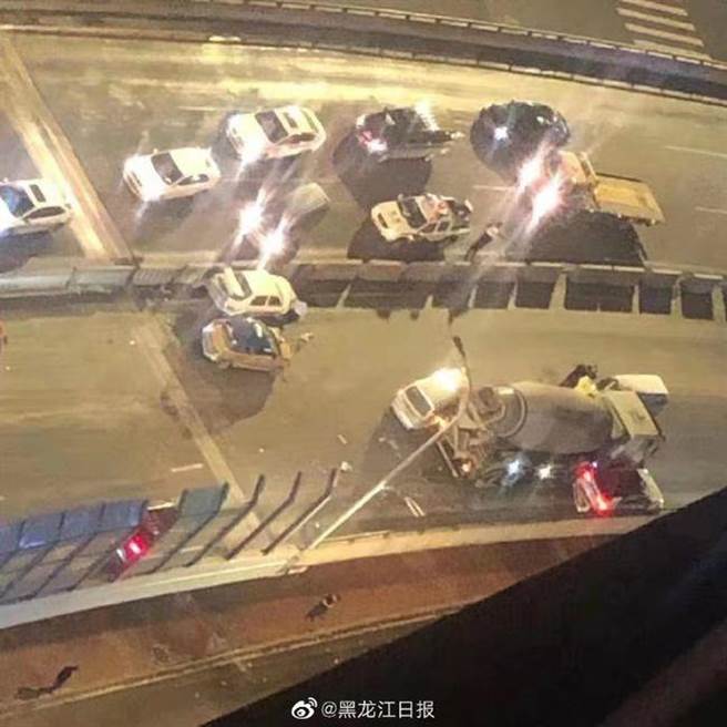 大陆黑龙江哈尔滨日前发生一起严重车祸，一名女子被水泥车高速衝撞，飞落高架桥丧命，据悉该女子是位准新娘，再过2个月就要结婚。（截自《黑龙江日报》微博照片）