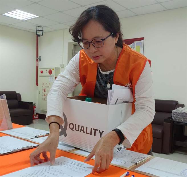 陳惠珍從公務員退休後便投入志工行列，2016年他到伊甸基金會教導身心障礙朋友烹飪。（潘建志攝）