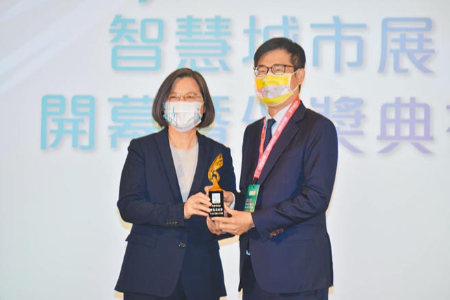高雄市长陈其迈接受总统蔡英文颁发智慧城市创新应用奖。图／高雄市资讯中心提供