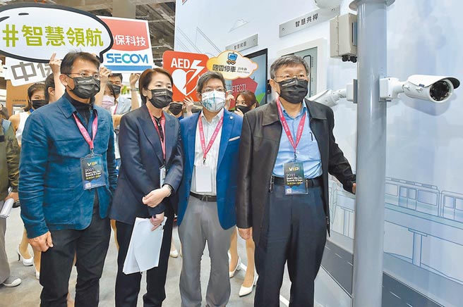 中保科集团副董事长林建涵（右二），陪同台北市长柯文哲（右一）、副市长黄珊珊（左二），参观中保科集团在「2021智慧城市展」展出的内容。图／中保科提供
